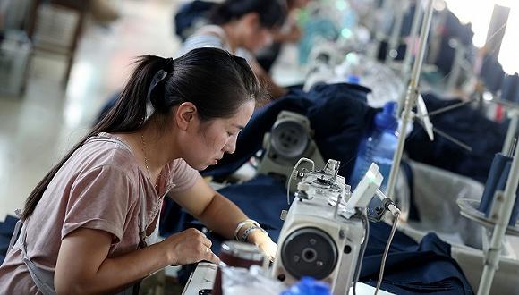 安徽省淮北市,一家服装厂的女工在生产车间加工出口到欧盟的服装产品